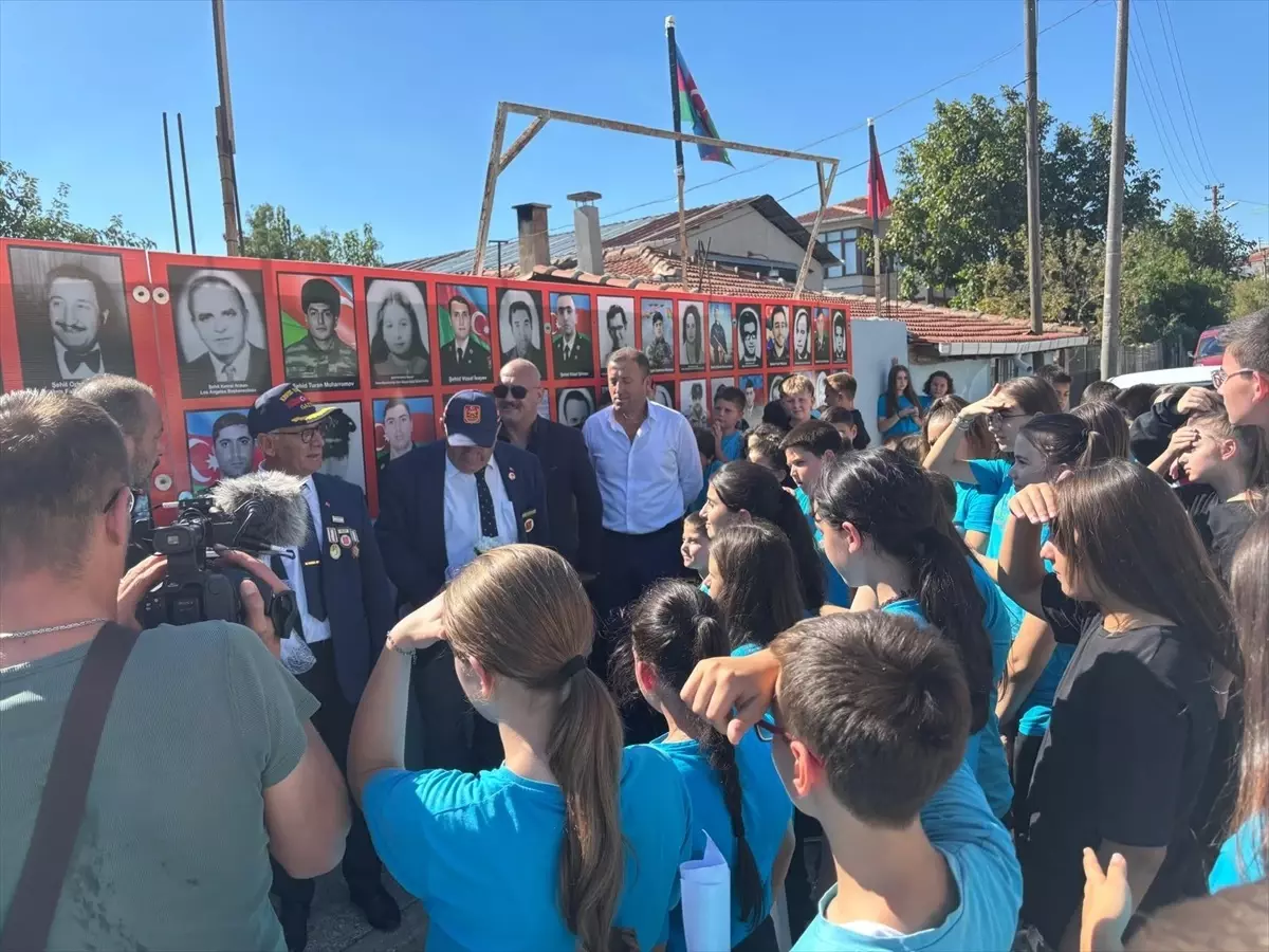 kirklarelinde turkiye azerbaycan sehitleri fotograf kosesi ilgi cekiyor jcmzN9YC