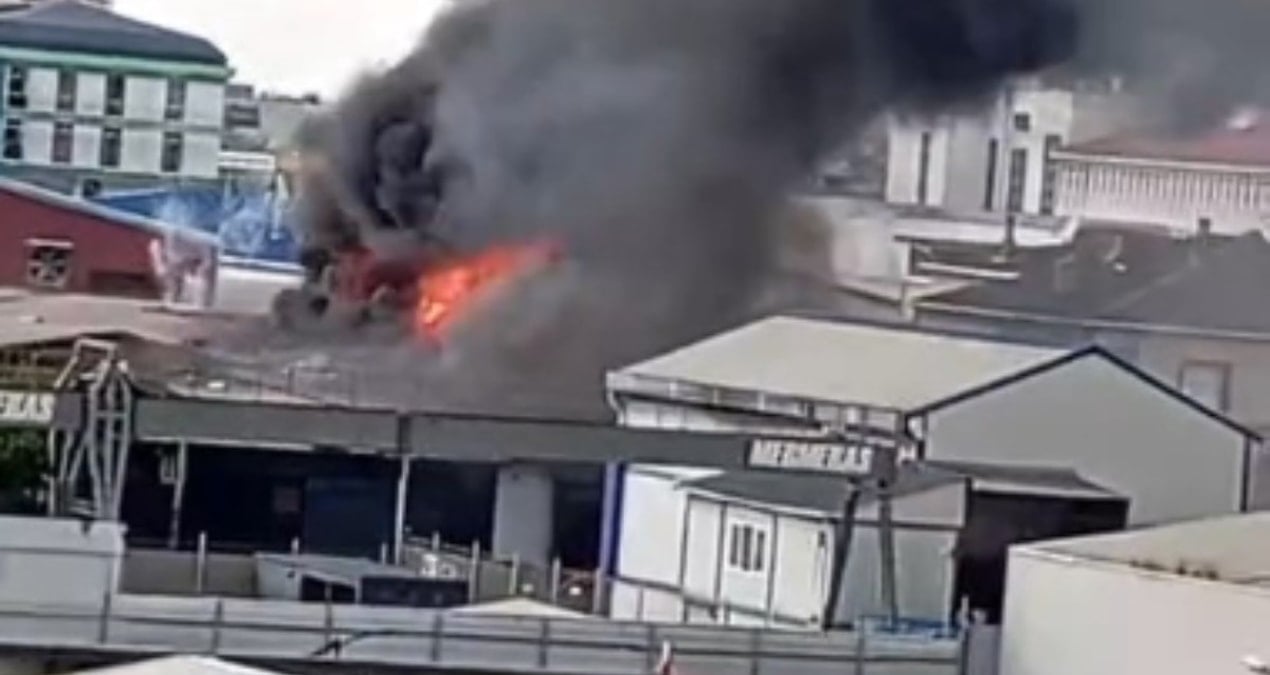 istanbulda korkutan yangin mudahale devam ediyor RtdPb6VH