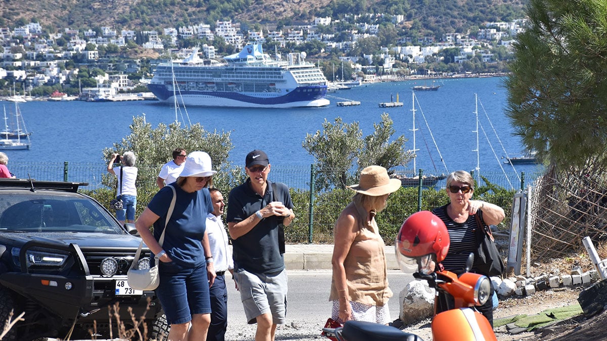 marella discovery 2 bodruma yuzlerce turist indirdi MyZa6ukk