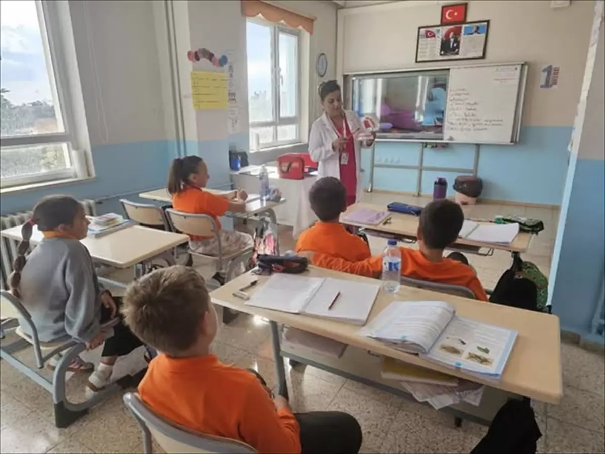 ogrencilere agiz ve dis sagligi egitimi basladi apa1EOy5