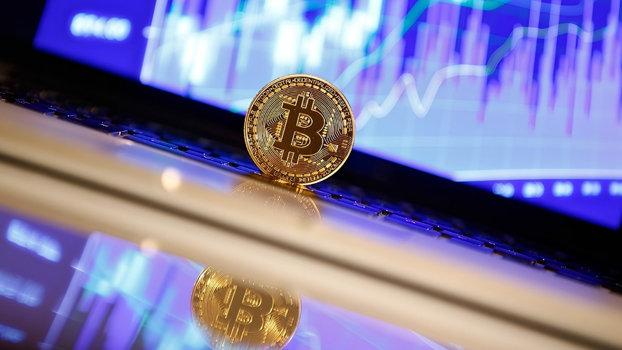 Bitcoin Gücünü Koruyor, Ethereum Zorluklarla Mücadele Ediyor