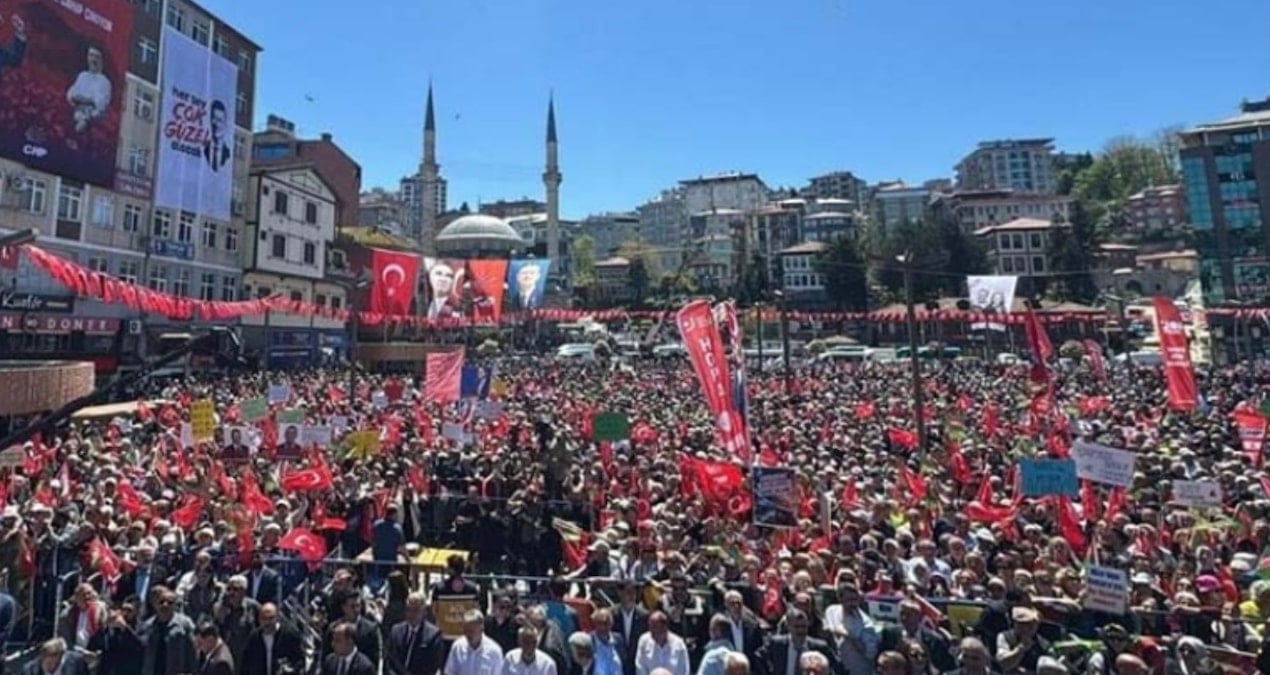 Rize’de CHP Mitinginde Tarihi Kalabalık, Özgür Özel İktidarı Eleştirdi