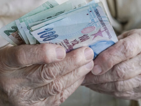 Özgür Erdursun’dan Çarpıcı İddia: 30 Yılda Biriken Emekli İkramiyesi Torunun Okul Masraflarını Karşılamıyor