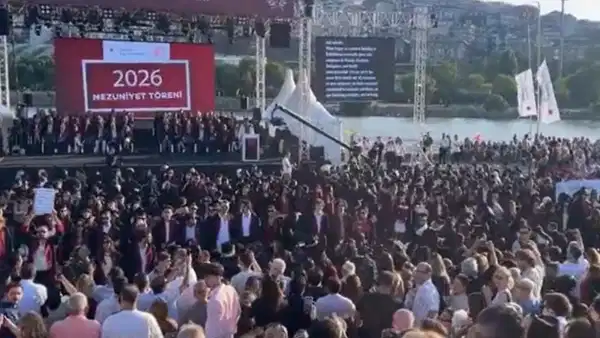Bilgi universitesi mezuniyetinde kayyim rektor protestosu ogrenciler sirtini dondu rektor kursuyu terk etti 12uaFBlq